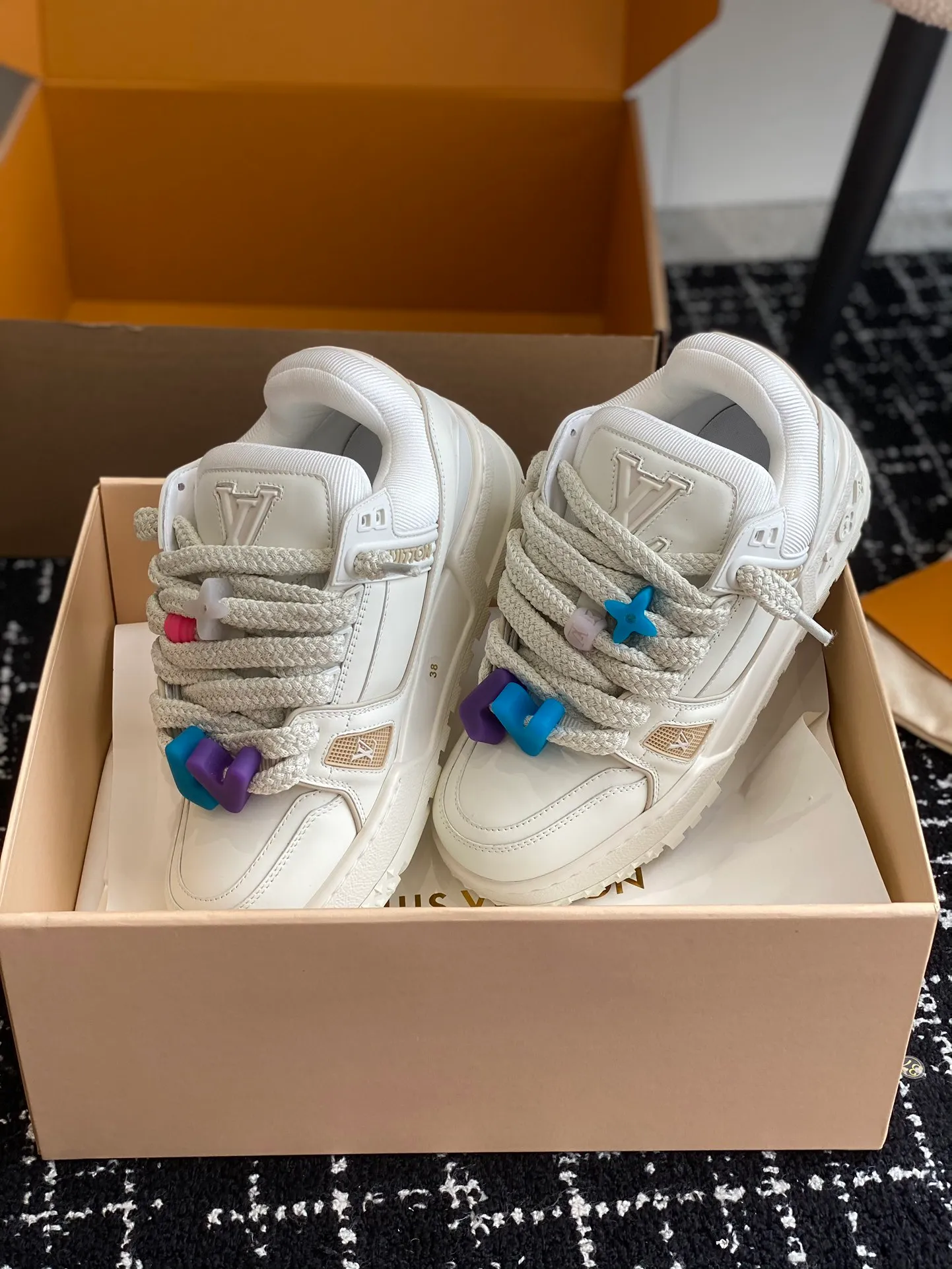 👟👟Ex-factory price 840👟👟 The latest upgraded version of lvtrainer Little Fatty 2023 is the same as the original version. Exclusive mold opening. Market ceiling level. Welcome to compare. At the Louis Vitton 2023 show, the new Trainer was unveiled. The new shoe style did not change much in the upper design, but the shoe shape became wider. Thicker and larger tongues replace the original visual effect. Since the launch of Lanvin bread shoes, this fat shoe style has become more and more popular!  Select imported calfskin/denim splicing/Yangjing material, exclusive molded outsole fasteners, decorative accessories can be removed at will!  Size: #35-45 (⚠️40 for women, 45 for men, customization is non-refundable)